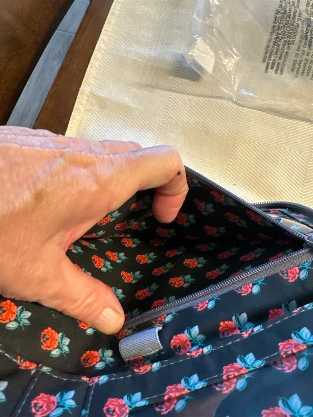 Quilted Travel Wallet in gray - Picture 3 of 5